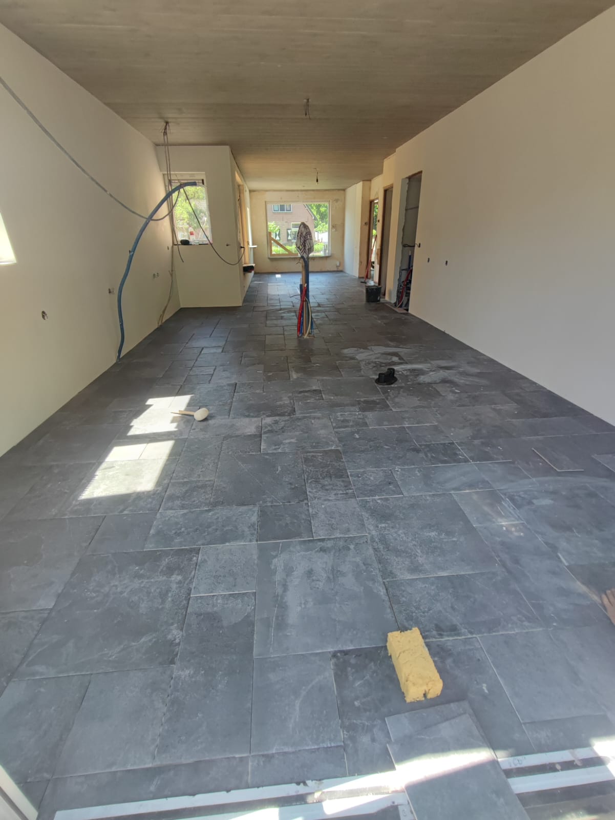 Professioneel tegelwerk badkamer uitgevoerd door UNM Tegelzetbedrijf Deventer