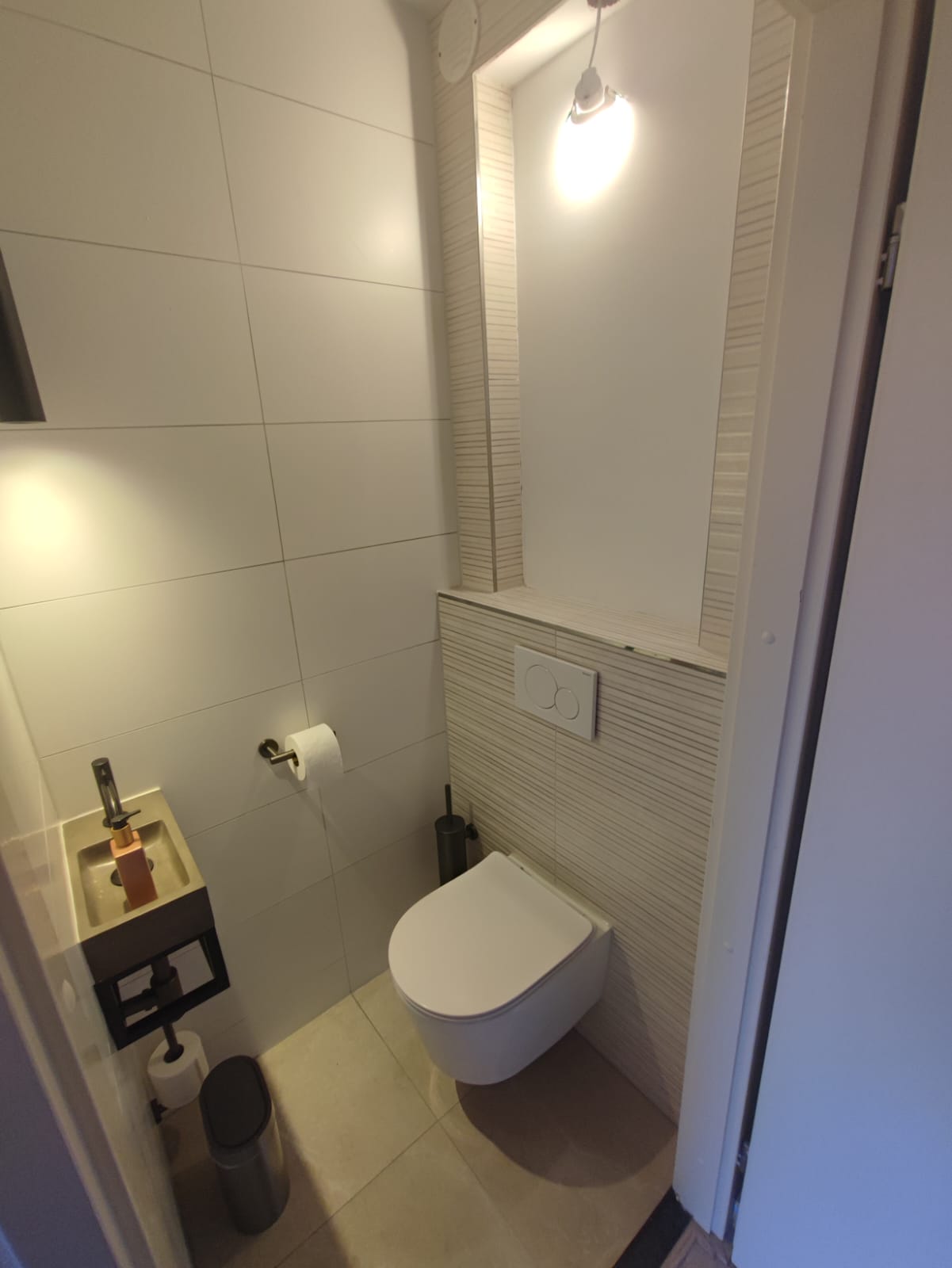 Herringbone patroon tegels professioneel gelegd door UNM Tegelzetbedrijf Deventer