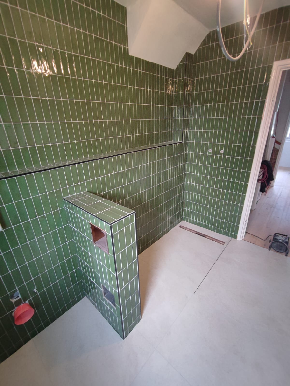 Woonkamervloer betegeld door UNM Tegelzetbedrijf Deventer