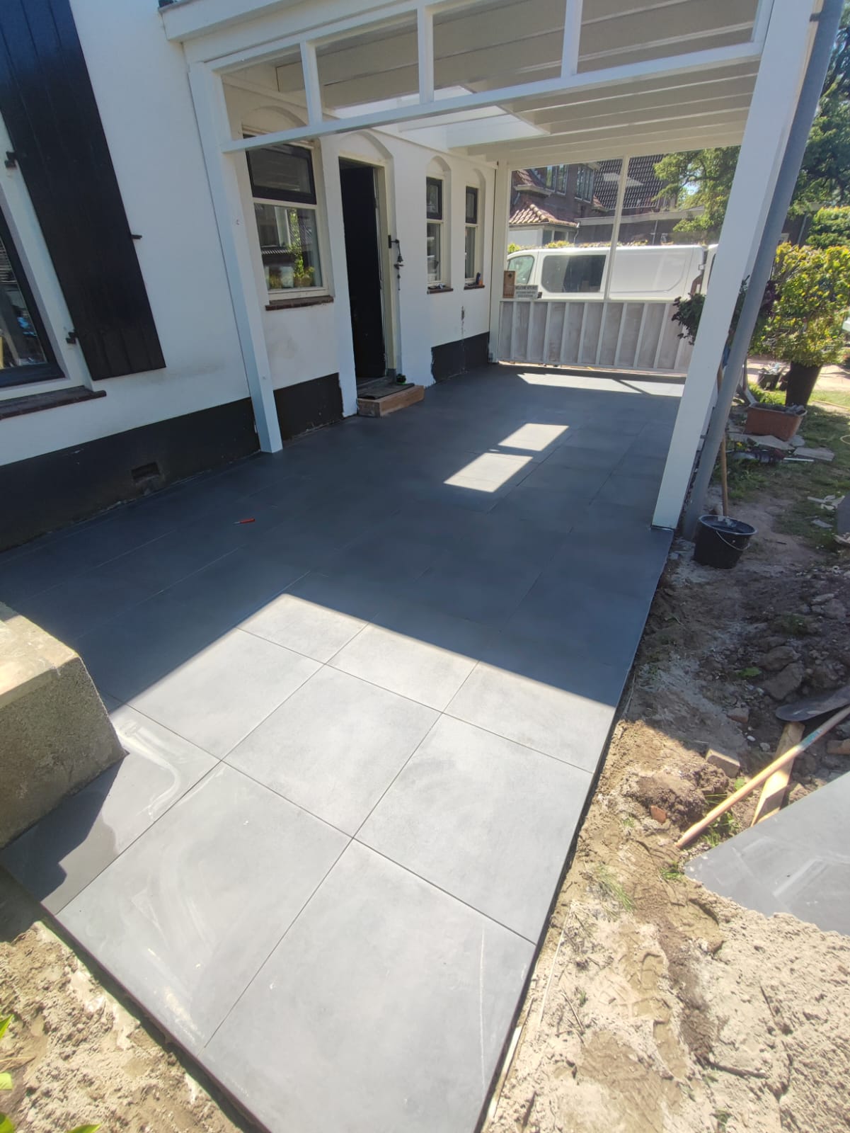 Terras betegeld met buitentegels door UNM Tegelzetbedrijf Deventer