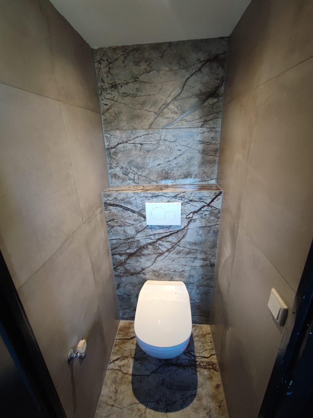 Grote formaat vloertegels gelegd door UNM Tegelzetbedrijf Deventer