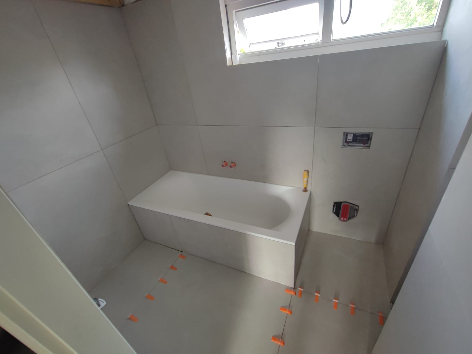 Visgraat patroon vloer gelegd door UNM Tegelzetbedrijf Deventer