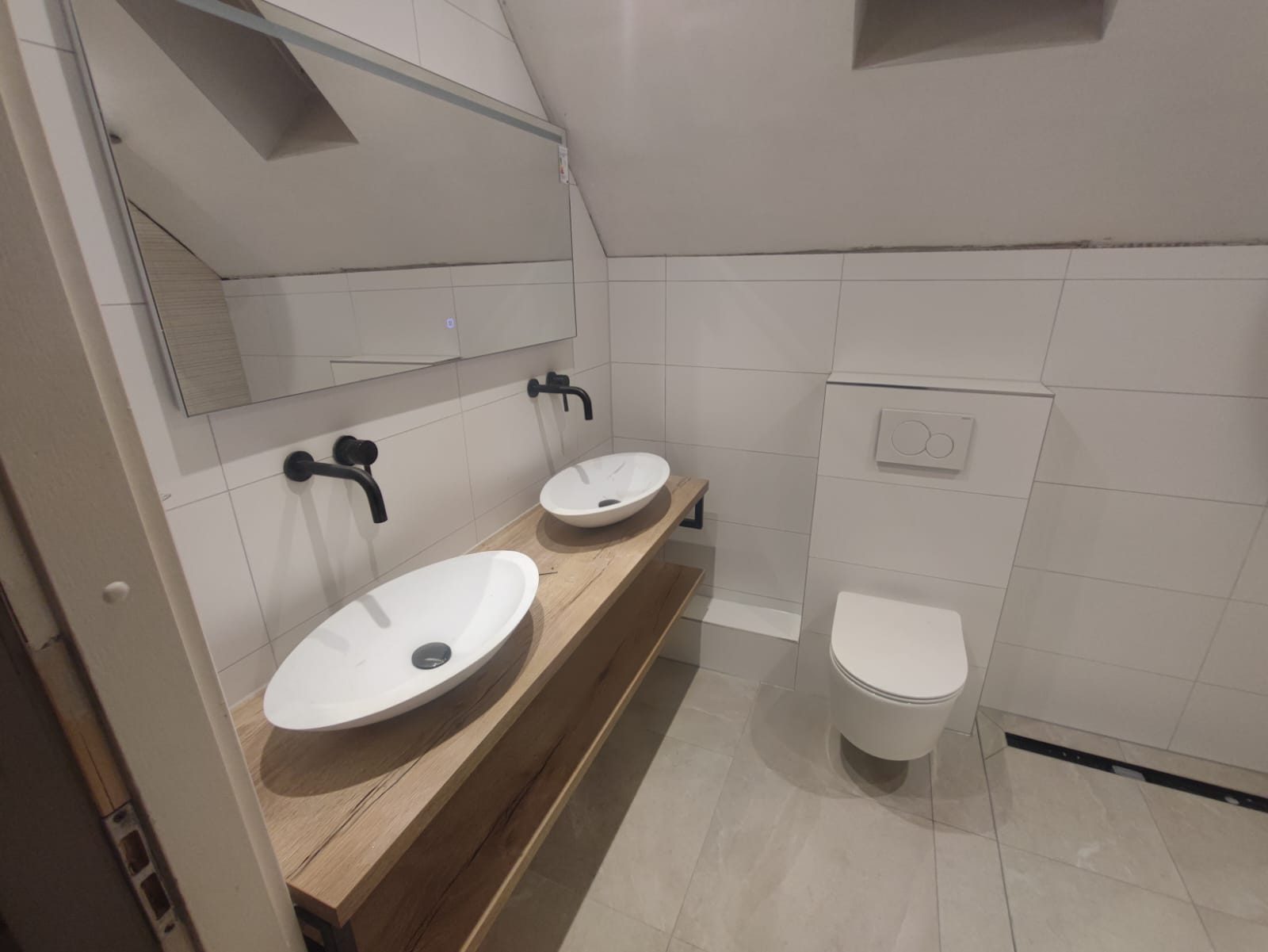 Volledige badkamerrenovatie uitgevoerd door UNM Tegelzetbedrijf Deventer