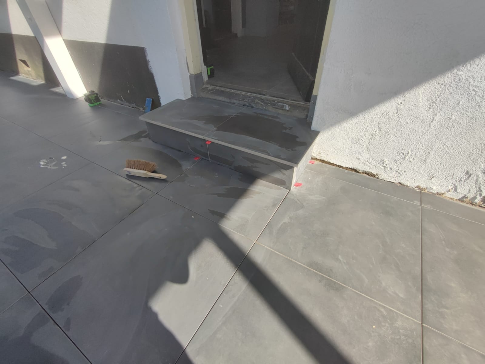 Strak tegelwerk toilet professioneel uitgevoerd door UNM Tegelzetbedrijf Deventer