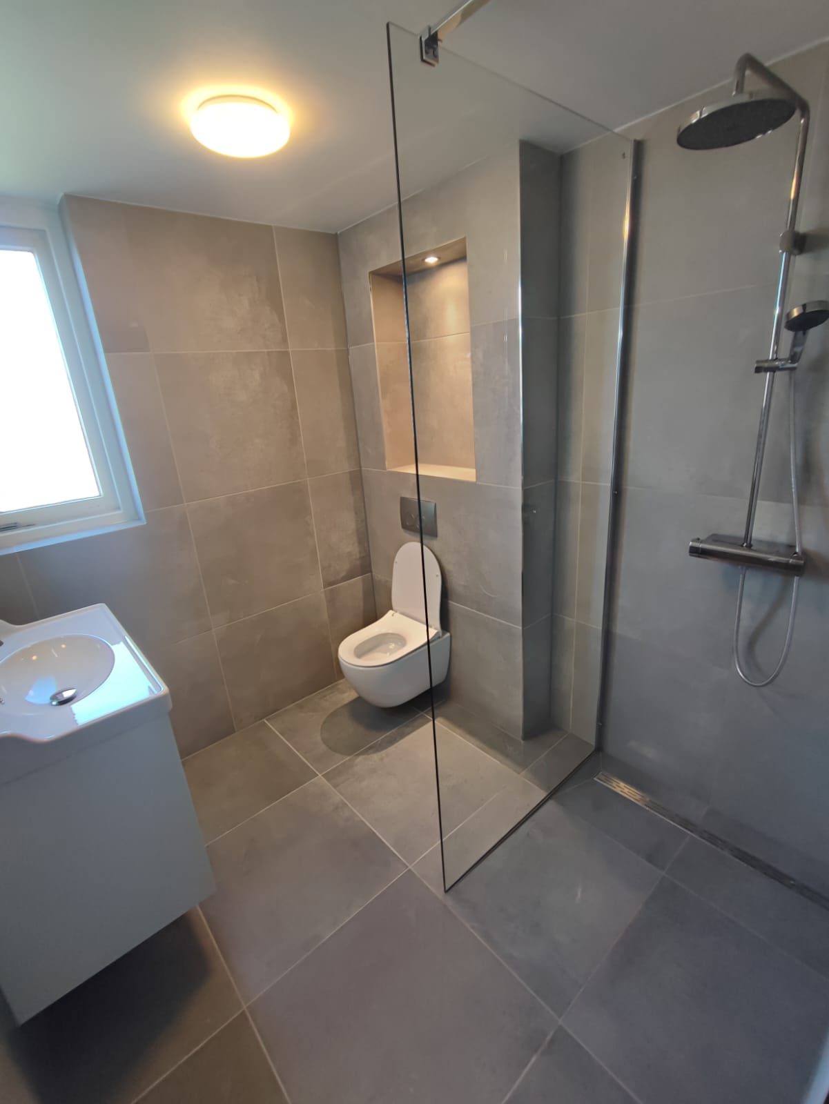 Luxe badkamer wandtegels geplaatst door UNM Tegelzetbedrijf Deventer