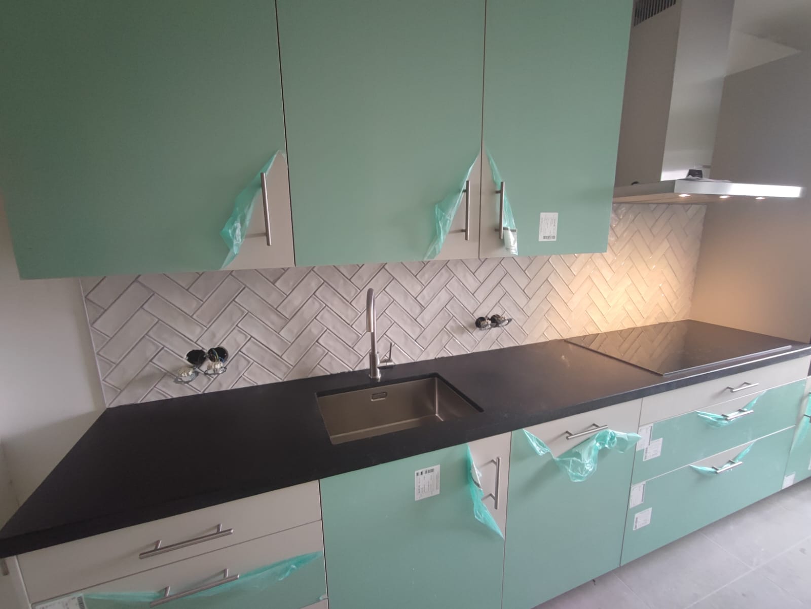 Moderne badkamertegels professioneel geplaatst door UNM Tegelzetbedrijf Deventer