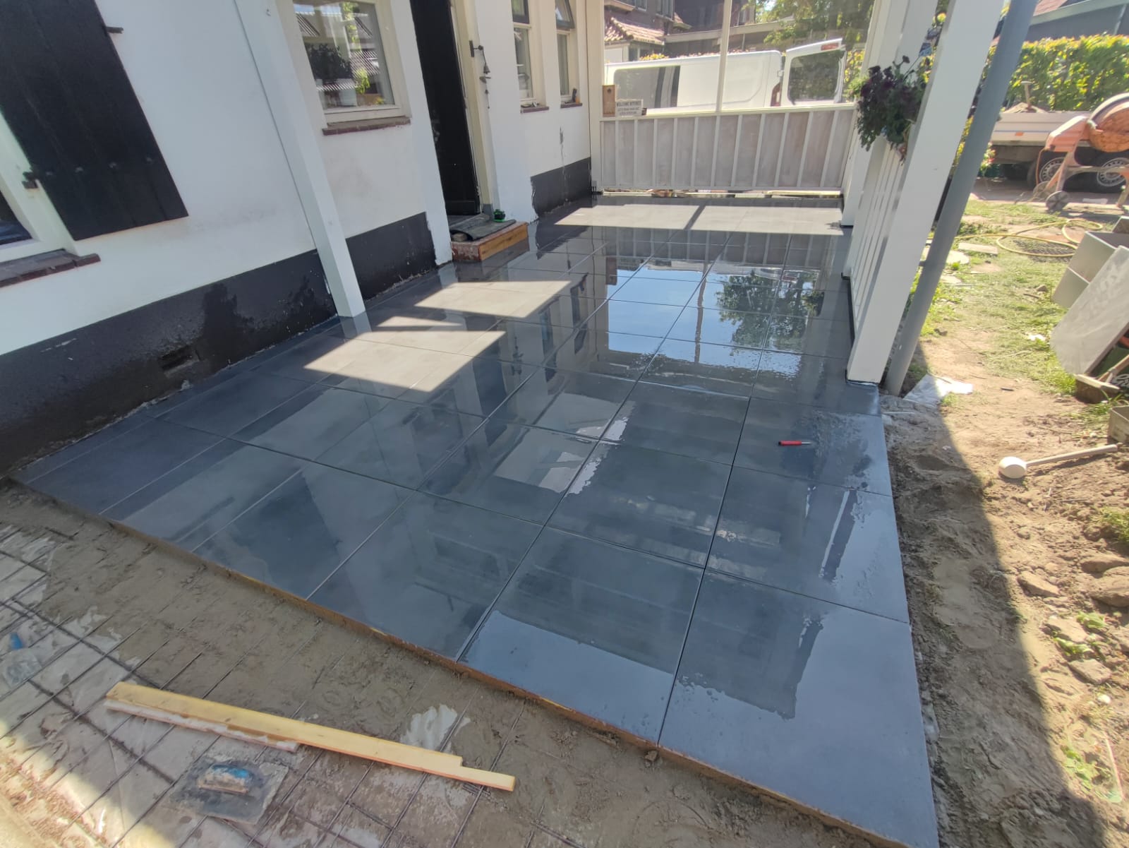 Strakke vloertegels gelegd door UNM Tegelzetbedrijf Deventer