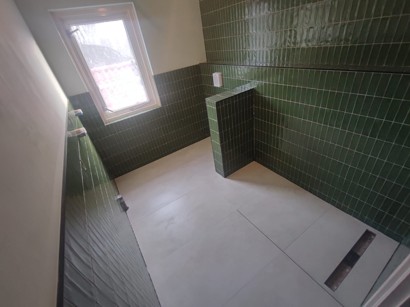 Luxe wandtegels badkamer geplaatst door UNM Tegelzetbedrijf Deventer